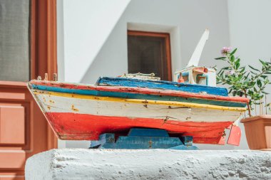 Çatlak boyalı renkli ahşap bir gemi.