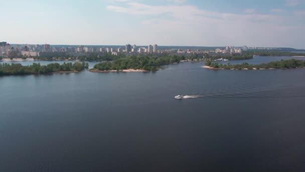 Vue pittoresque sur le quartier d'Obolon depuis la rivière Dnipro à Kiev, en Ukraine. Bateau blanc naviguant en eau bleue . — Video