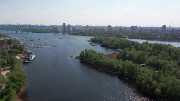 Panorama van drone van Obolon district en de noordelijke brug in Kiev stad, Oekraïne. Boot station aan de oever van de rivier Dnipro. — Stockvideo