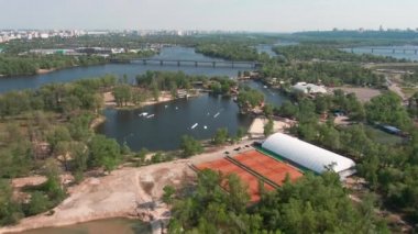 Tenis kortları, futbol sahaları, wakeboard ve parkta barbekü yapılan yerler Muromets, Kyiv, Ukrayna.