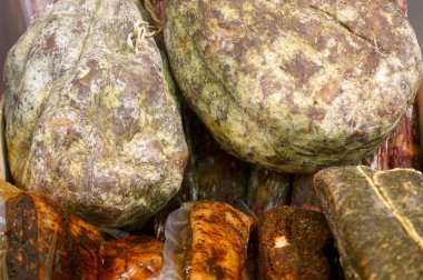 Füme et ve kuru sosis parçaları yığını görünümünü kapat                             