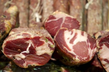 Füme et ve arka planda kuru sosis parçaları Görünümü Kapat                                   