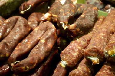 Yığın çeşitli kuru sosis tepsilerine üstünde belgili tanımlık sayaç tür                                                           