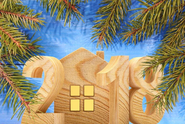 2018 木製数と青い背景上のモミの枝を家のアイコン イラストレーション — ストック写真