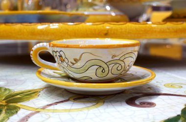 Bir fincan ve fincan tabağı masanın üzerine güzel bir desen ile yakın çekim                                   