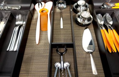 Kaşık, çatal ve modern çatal kutusu çekmecede diğer çatal bıçak takımı                                  