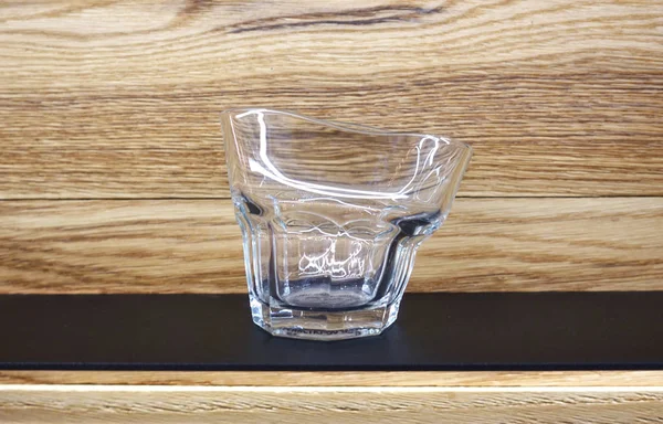 Verre Vide Forme Originale Sur Une Table Sur Fond Bois — Photo