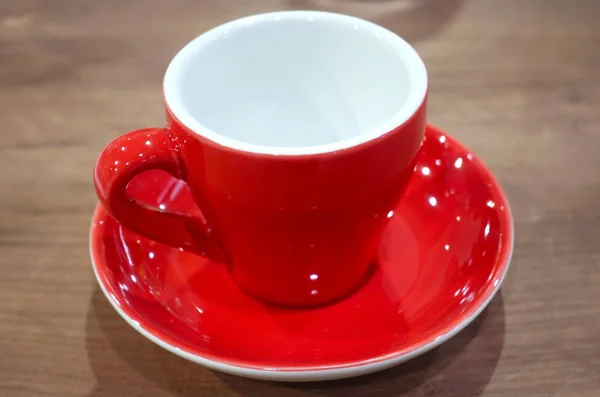 Gros Plan Une Tasse Vide Rouge Une Soucoupe Sur Une — Photo