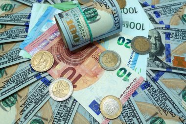 Dolar ve Euro faturaları bir fan bükülmüş bir yığın ve üstüne para ile yayılır.                               