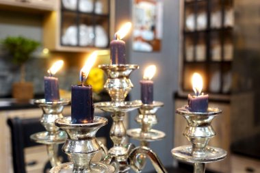  Ev iç çerçevede bir gümüş bir şamdan mumlar yanan                               