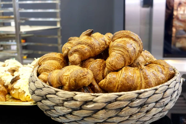 Croissants Recién Horneados Una Canasta Sobre Una Mesa Una Panadería —  Fotos de Stock