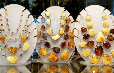  Çeşitli kehribar kolye takı ekranda.                              