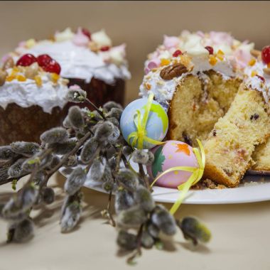 Paskalya kek ve dekore edilmiş yumurta