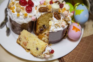 Paskalya kek ve dekore edilmiş yumurta