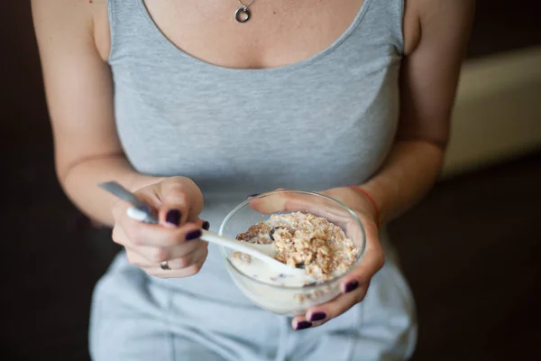granola bir kaşıkla eller