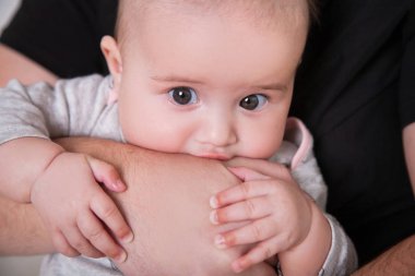 ağız ellerde bebekle