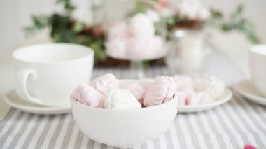 süslü masada Kupası ve beyaz ve pembe hatmi