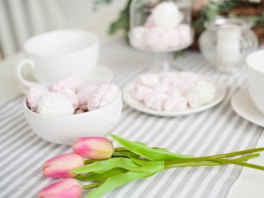 süslü masada Kupası ve beyaz ve pembe hatmi