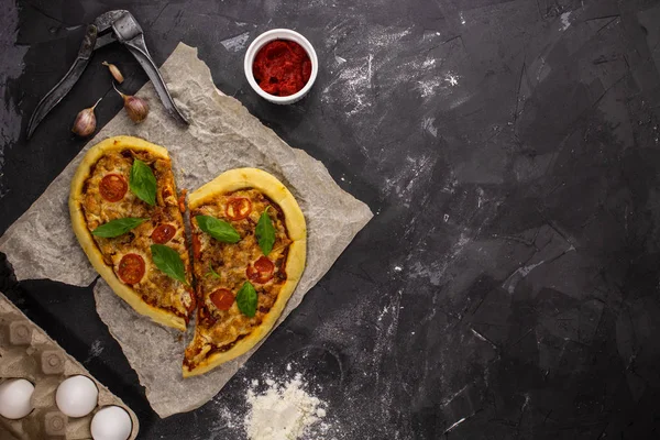 Italian heart shaped pizza with mozzarella cheese, cherry tomatoes and basil — Stock Photo, Image