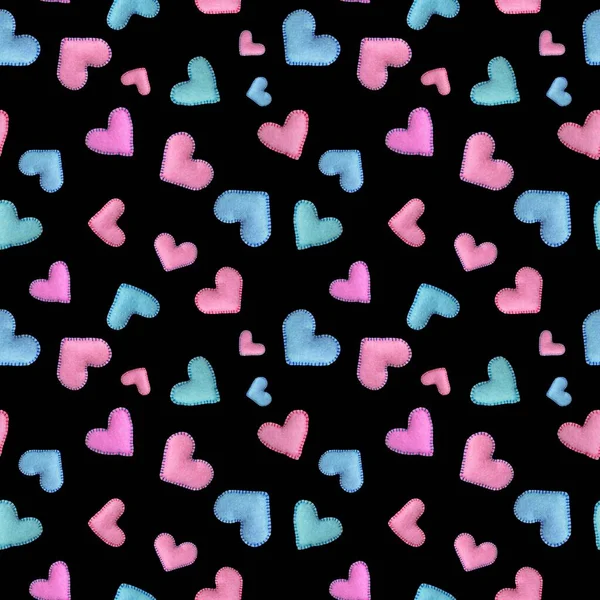 Nahtloses Muster mit roten und blauen Filzherzen auf schwarzem Hintergrund zum Valentinstag. kann für Stoff, Geschenkpapier, Einladungen verwendet werden — Stockfoto