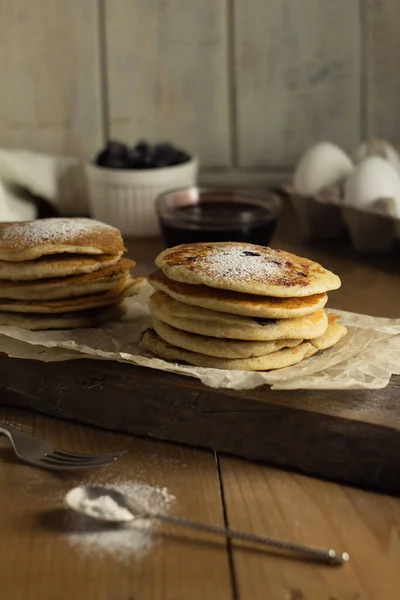 Stapels glutenvrije pannenkoeken met zwarte bessen en poedersuiker decoraties — Stockfoto