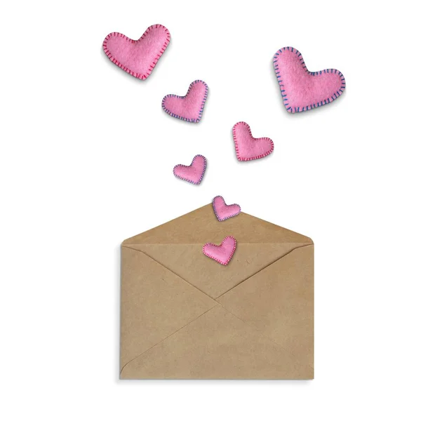 Envelope de papel Brown Kraft e corações com uma sombra. Isolados — Fotografia de Stock
