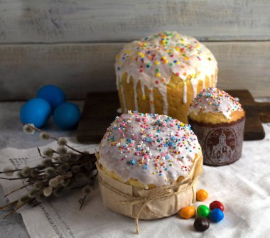 Kırsal bir arkaplanda hafif arkaplanda Paskalya pastaları.