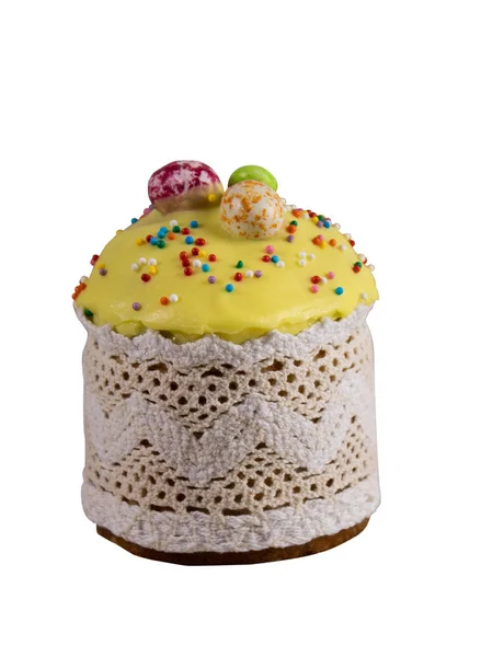 Святковий кекс на Великдень з прикрасою цукерок та топінгом. Ізольовані на білому тлі — стокове фото