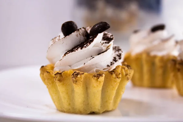 Cake Basket White Cream Sprinkles Cocoa Close — Stock Photo, Image