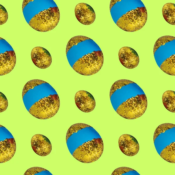 Påsk mönster av färgade ägg med glitter. Sömlös, på en grön bakgrund — Stockfoto