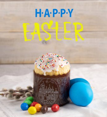 Paskalya pastaları hafif arka planda, kırsal bir tarzda. Mutlu Paskalyalar