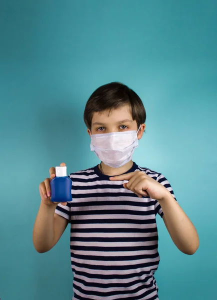 Niño Con Una Máscara Médica Sobre Fondo Azul Mano Antiséptica —  Fotos de Stock