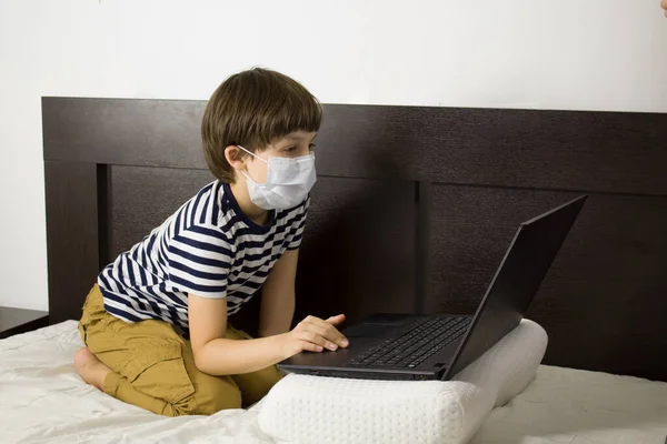 아이는 온라인 교육을 받는다 집에서의 의료용 마스크 — 스톡 사진