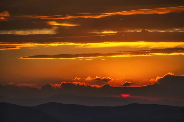 Beautiful sunset over the mountains — Stock Photo, Image