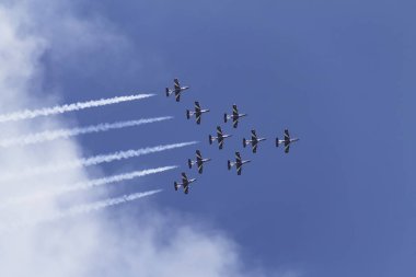 Bükreş - 21 Temmuz: Frecce Tricolori gerçekleştirmek Bükreş uluslararası hava göstermek ve genel havacılık Fuarı anda (önyargı 2012) 21 Temmuz 2012