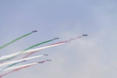 Bükreş - 21 Temmuz: Frecce Tricolori gerçekleştirmek Bükreş uluslararası hava göstermek ve genel havacılık Fuarı anda (önyargı 2012) 21 Temmuz 2012