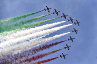 Bükreş - 21 Temmuz: Frecce Tricolori gerçekleştirmek Bükreş uluslararası hava göstermek ve genel havacılık Fuarı anda (önyargı 2012) 21 Temmuz 2012