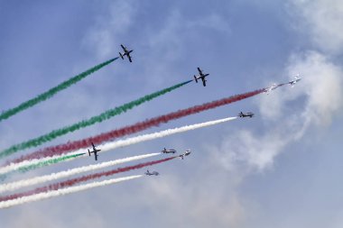 Bükreş - 21 Temmuz: Frecce Tricolori gerçekleştirmek Bükreş uluslararası hava göstermek ve genel havacılık Fuarı anda (önyargı 2012) 21 Temmuz 2012