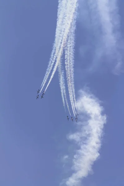 BUCHAREST - 21 LUGLIO: Le Frecce Tricolori si esibiscono al Bucarest International Air Show & General Aviation Exhibition (BIAS 2012) il 21 luglio 2012 — Foto Stock