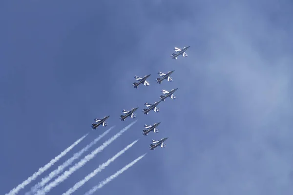 Bükreş - 21 Temmuz: Frecce Tricolori gerçekleştirmek Bükreş uluslararası hava göstermek ve genel havacılık Fuarı anda (önyargı 2012) 21 Temmuz 2012