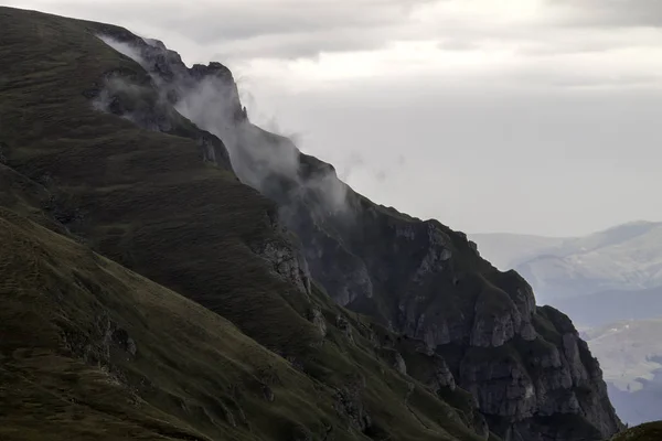 Αιχμή από βουνά Bucegi καλύπτονται στην ομίχλη — Φωτογραφία Αρχείου