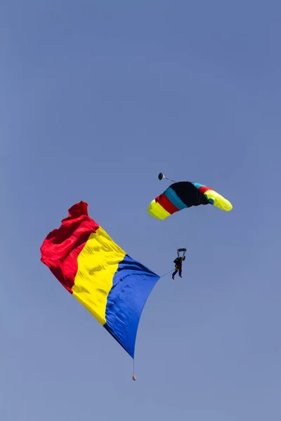 Bükreş - 21 Temmuz: Skydiver bayrak ile 21 Temmuz 2012 tarihinde Bükreş uluslararası hava göstermek ve genel havacılık Fuarı anda (önyargı 2012) gerçekleştirir — Stok fotoğraf