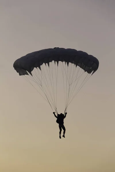 Silhouet van een parachutist op een avondrood — Stockfoto