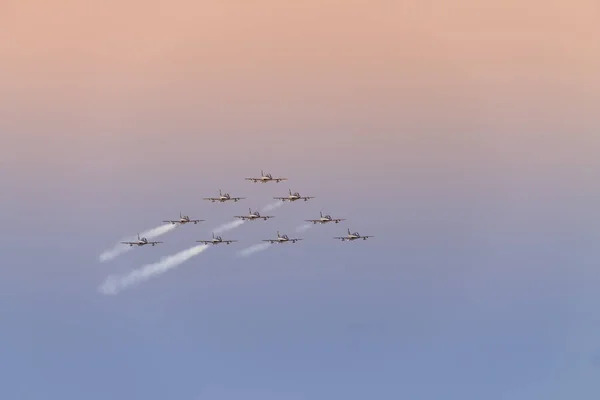 Dziesięciu samolotów formacji na niebo zachód słońca w Bukareszt - 21 lipca: Turkish Stars grupy wykonuje Bukareszt powietrza Pokaż & General Aviation wystawie międzynarodowej (Bias 2012) 21 lipca — Zdjęcie stockowe