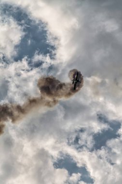  Uçağın gökyüzüne bir hava gösterisi içinde
