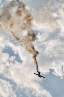 Uçağın gökyüzüne bir hava gösterisi içinde