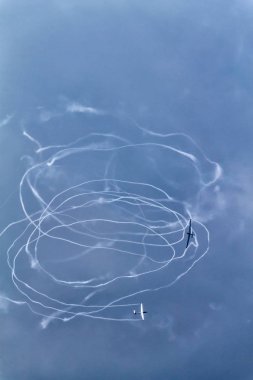 İki uçak gökyüzünde beyaz izleri çizim gerçekleştirir Bükreş uluslararası hava göstermek ve genel havacılık Fuarı anda (önyargı 2013) 23 Temmuz