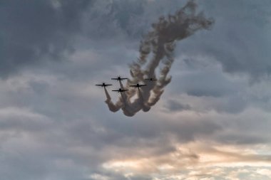 Beş uçak oluşumu üzerinde bir hava gösterisi, bir gün batımı sky Bükreş uluslararası hava göstermek ve genel havacılık Fuarı anda (önyargı 2013) 23 Temmuz gerçekleştirir