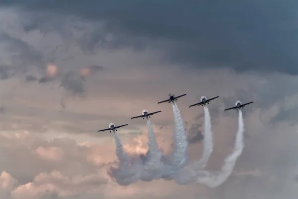 Vijf Vliegtuigen Vorming Een Avondrood Een Luchtshow Presteert Boekarest International — Stockfoto