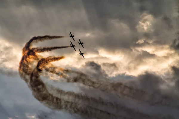 Vier Vliegtuigen Vorming Een Avondrood Een Luchtshow Presteert Boekarest International — Stockfoto